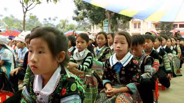 Các em học sinh dân tộc Mông ở Trường dân tộc nội trú (huyện Văn Chấn, Yên Bái).