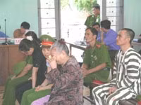 Bà Lâm khóc kêu oan trước tòa.