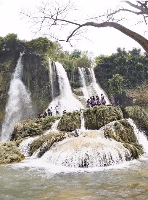 Thác Dải Yếm (Mộc Châu) thu hút nhiều du khách đến tham quan.