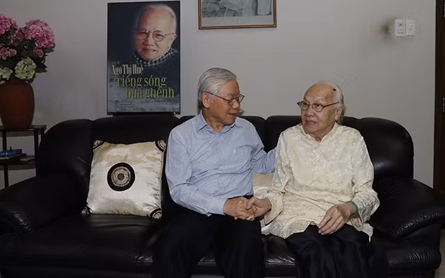 Tổng Bí thư, Chủ tịch nước Nguyễn Phú Trọng thăm hỏi bà Ngô Thị Huệ, Phu nhân Tổng Bí thư Nguyễn Văn Linh. Ảnh: TRÍ DŨNG (TTXVN)
