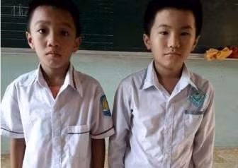 Hai học sinh tiểu học nhặt được của rơi, giao cho công an xã tìm người đánh mất tài sản.