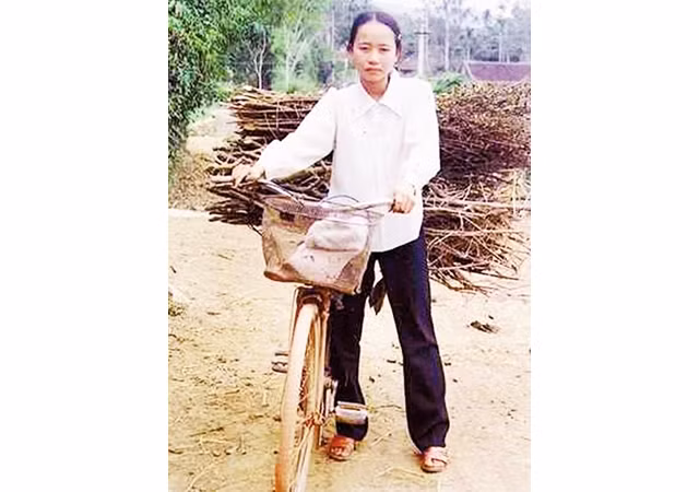 Nguyễn Thị Hiên thời cấp 2 vừa đi kiếm củi vừa đi học. Ảnh: TIẾN DŨNG