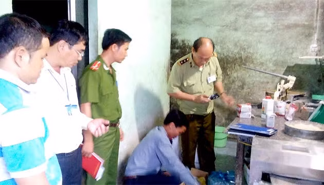 Cơ sở sản xuất bánh mì của ông Nguyễn Đăng Lộc bị lực lượng chức năng kiểm tra, xử lý.