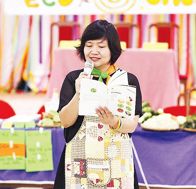 Tiến sĩ Nguyễn Thụy Anh trong một buổi đọc sách cùng các bạn nhỏ.