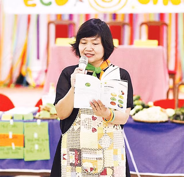 Tiến sĩ Nguyễn Thụy Anh trong một buổi đọc sách cùng các bạn nhỏ.