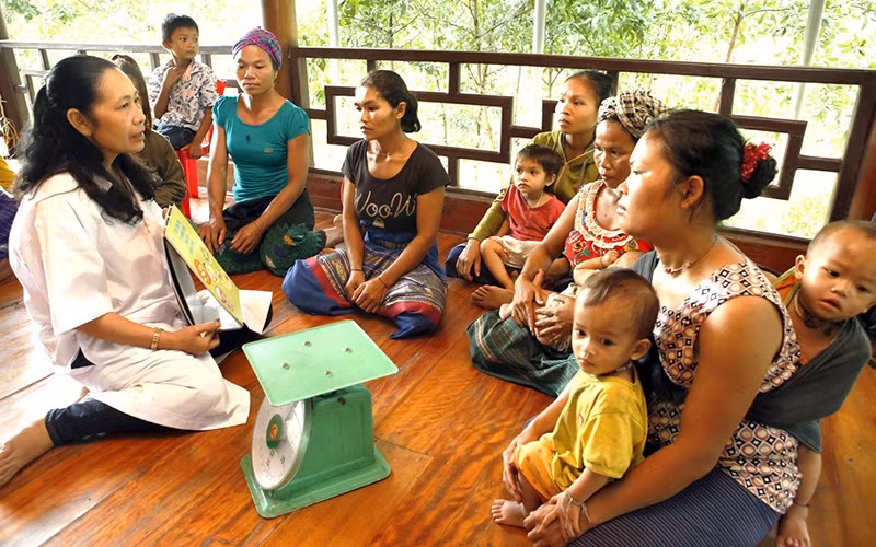 Nhân viên y tế kiểm tra sức khỏe và tư vấn dinh dưỡng trẻ em cho đồng bào dân tộc xã Trọng Hóa, huyện Minh Hóa (Quảng Bình). Ảnh: DƯƠNG NGỌC