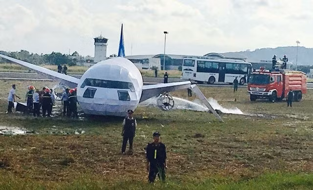 Lực lượng cứu hộ tiếp cận hiện trường, cấp cứu hành khách và phi hành đoàn trên máy bay gặp nạn.