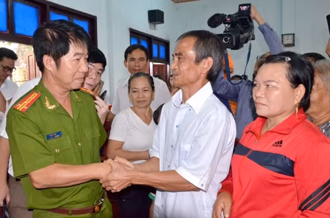 Thủ trưởng Cơ quan CSĐT CA tỉnh Bình Thuận động viên và chúc mừng ông Huỳnh Văn Nén tại buổi xin lỗi công khai.