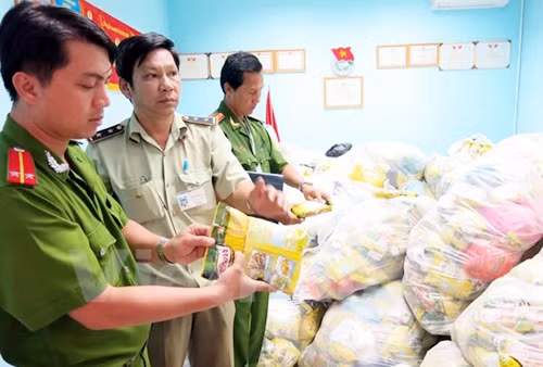 Ðoàn kiểm tra liên ngành tỉnh Bình Dương kiểm tra, làm rõ số hàng giả bị phát hiện trong phần quà Tết của công nhân tại Khu công nghiệp Sóng Thần 2. Ảnh: CHÍ TƯỜNG