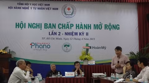 Phó Chủ tịch Ủy ban các vấn đề xã hội của Quốc hội đang chia sẻ thông tin với Hội Hành nghề Y tư nhân VN tại TP Hồ Chí Minh.