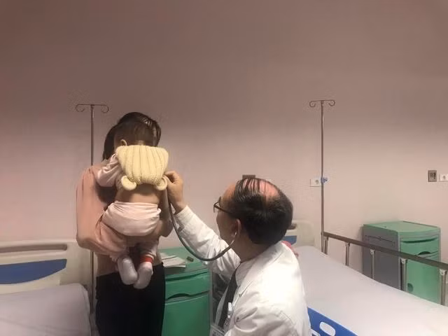 BS Dũng khám cho bệnh nhi mắc bệnh rối loạn chuyển hóa axit hữu cơ.