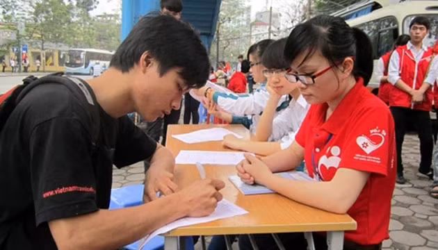 Các hội viên Chi hội 15-10 hướng dẫn người dân điền thông tin vào hồ sơ hiến máu tình nguyện tại buổi hiến máu lưu động định kỳ. Ảnh: VĂN CHIẾN