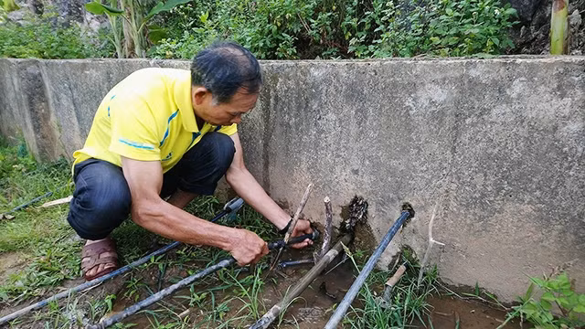 Người dân sửa ống nước dẫn từ mương về.