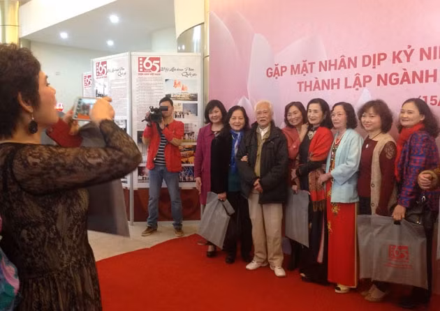 Các nghệ sĩ nhiều thế hệ gặp gỡ, hàn huyên trong buổi lễ kỷ niệm.