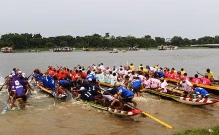 Các đội đua xuất phát.