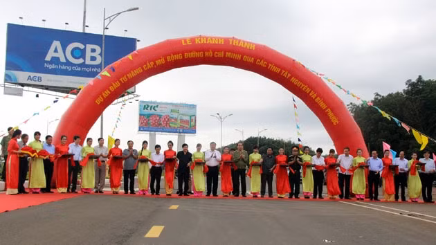 Đại tướng Trần Đại Quang và lãnh đạo Bộ GTVT, Ban Chỉ đạo Tây Nguyên và các tỉnh Tây Nguyên cắt băng khánh thành Dự án nâng cấp, mở rộng đường Hồ Chí Minh qua Tây Nguyên và tỉnh Bình Phước.