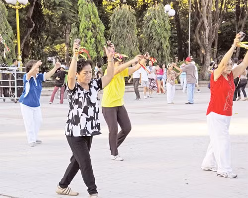 Người cao tuổi tập thể dục buổi sáng tại Công viên Lê Văn Tám, quận 1.