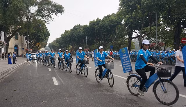 Diễu hành tuyên truyền xây dựng người Hà Nội thanh lịch, văn minh.