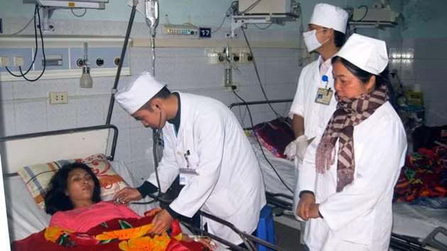 Các y, bác sĩ thăm, khám sức khỏe cho chị Thái.