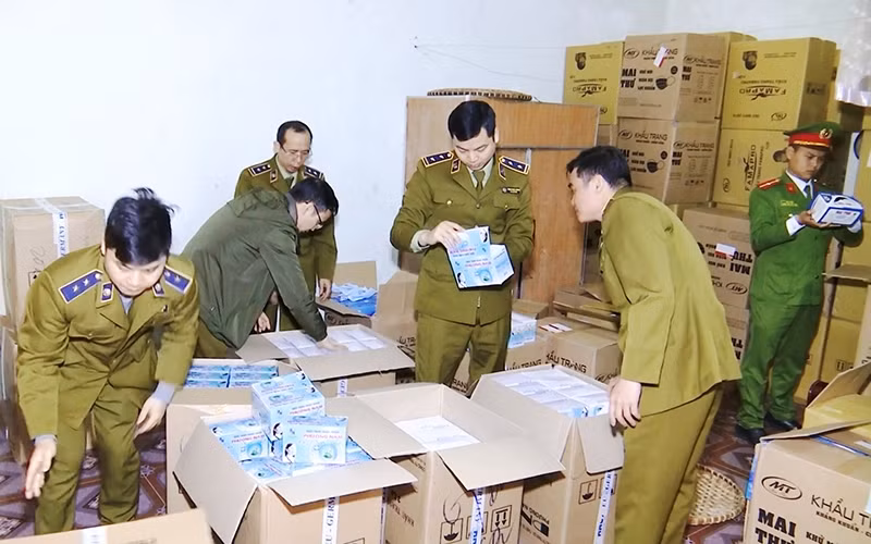Lô hàng hơn 147 nghìn chiếc khẩu trang y tế có dấu hiếu vi phạm nhãn mác và chất lượng hàng hóa, bị Cục quản lý thị trường Lào Cai tạm giữ để xác minh làm rõ.