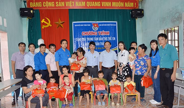 Đại diện lãnh đạo Khối Doanh nghiệp tỉnh Bắc Ninh trao quà tặng Trung tâm Hỗ trợ trẻ em huyện Thuận Thành. Ảnh: MAI HỒNG LIÊN