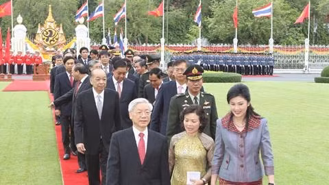 Thủ tướng Thái-lan Dinh-lắc Xin-na-vắt và Tổng Bí thư Nguyễn Phú Trọng tại lễ đón.
