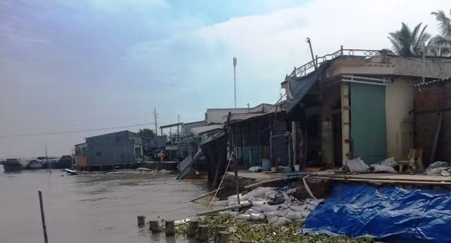 Đoạn sông bị sạt lở làm 5 căn nhà trôi sông.