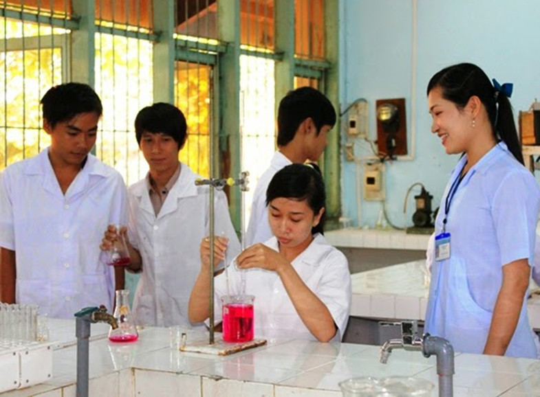 Giờ thực hành của sinh viên Khoa Công nghệ thực phẩm, Trường cao đẳng Cộng đồng tỉnh Vĩnh Long. Ảnh: HOÀNG BÁ