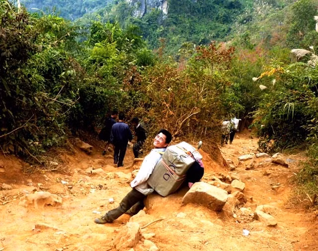Hễ vắng mặt cơ quan chức năng là người dân chuyển hàng. Ảnh: VĂN HỌC 