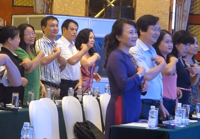 Thứ trưởng Bộ GD-ĐT Nguyễn Thị Nghĩa cùng các đại biểu trải nghiệm Ngôn ngữ ký hiệu