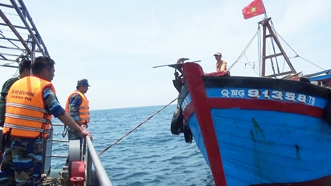 Bộ đội Biên phòng Quảng Trị kiểm tra tàu cá hành nghề giã cào trái phép trên vùng biển gần bờ