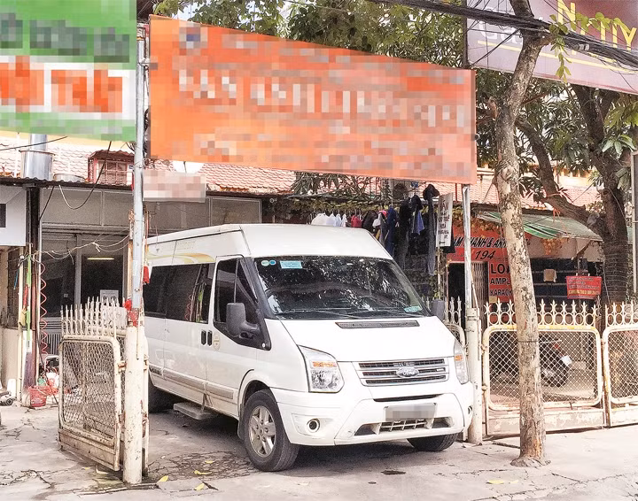 Trên đường Giải Phóng có tình trạng nhiều xe "dù" núp bóng xe hợp đồng của các công ty vận tải thường xuyên ra vào thành phố để đón, trả khách sai quy định. Ảnh: THỦY NGUYÊN