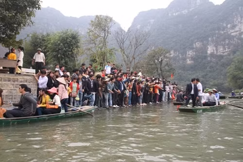Du khách chen chúc đợi đò tại Khu du lịch Tràng An (Ninh Bình).