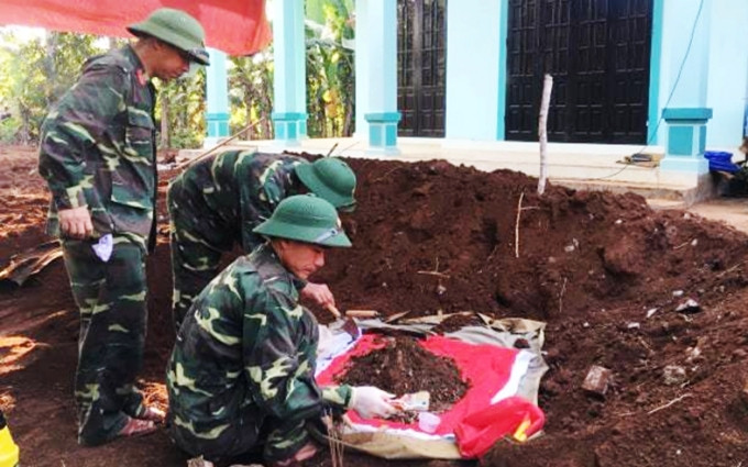 Hài cốt liệt sĩ được phát hiện ngay dưới sân nhà bà Hoàng Thị Mót.