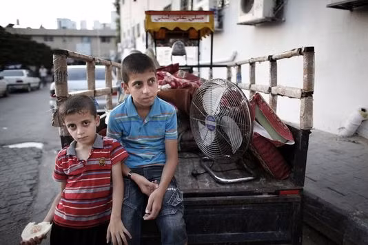 Người dân Palestine ở dải Gaza chạy trốn các vụ không kích của Israel.