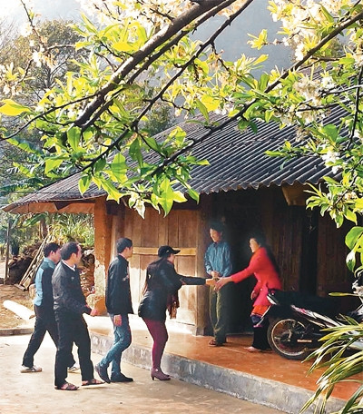 Mùa xuân, lượng du khách đến tham quan bản Sin Suối Hồ lại đông hơn.