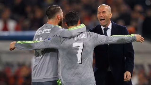 Thầy trò HLV Z. Zidane mừng bàn thắng.