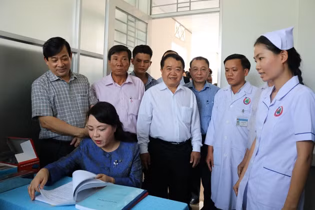 Đoàn công tác Bộ Y tế khảo sát thực tế tại trạm y tế xã Bình Thành.