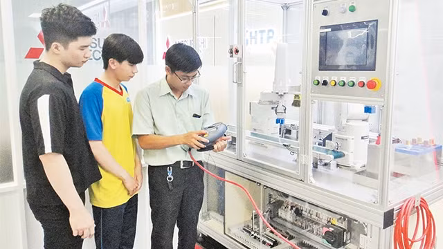 Phòng thực hành của Trung tâm Ðào tạo và Chuyển giao công nghệ Việt - Nhật (VJTC) thuộc Khu công nghệ cao TP Hồ Chí Minh.