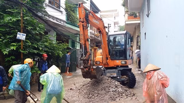 Khắc phục sự cố bùn đất tràn xuống nhà các hộ dân ở thành phố Hạ Long