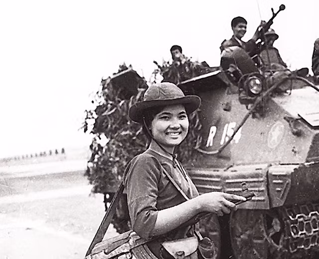 Chiến sĩ biệt động Nguyễn Trung Kiên (Cao Thị Nhíp, quê Tiền Giang) dẫn đường cho các chiến sĩ Sư đoàn 10 đánh chiếm sân bay Tân Sơn Nhất ngày 30-4-1975.
