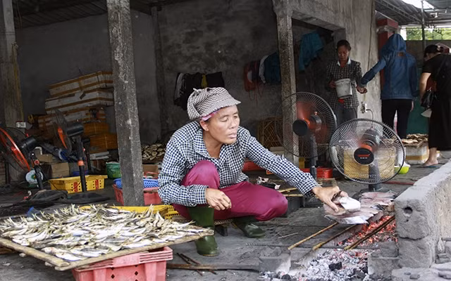 Cuộc sống của người dân gắn với biển cả tại thị xã Cửa Lò, tỉnh Nghệ An. Trong ảnh: Một gian hàng cá khô tại chợ cá Nghi Thủy.