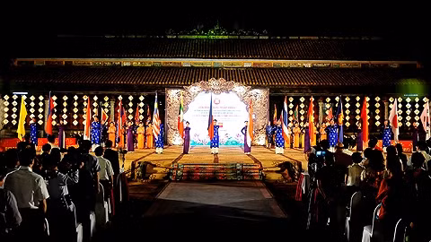 Bài ca ASEAN vang lên trong không khí trang nghiêm, thắm tình hữu nghị.