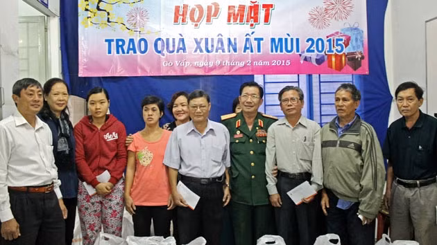 Trao quà tặng nạn nhân chất độc da cam/đi-ô-xin quận Gò Vấp, TP Hồ Chí Minh nhân dịp Tết Nguyên đán Ất Mùi 2015.