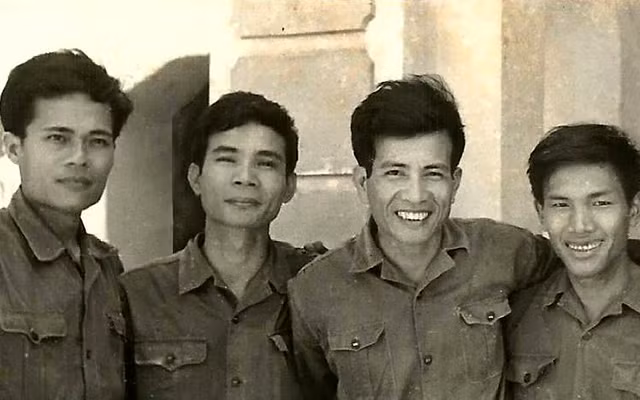 Các nhà văn quân đội (từ trái sang phải): Anh Ngọc, Nguyễn Trọng Tạo, Hữu Thỉnh, Khuất Quang Thụy. Ảnh tư liệu