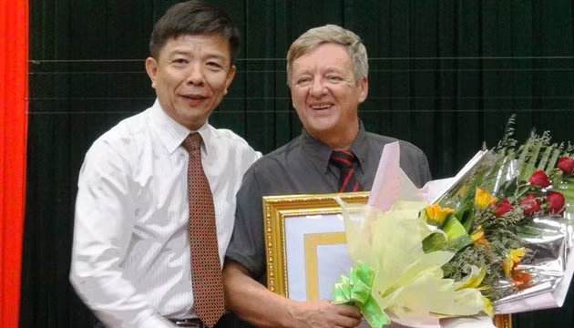 Chủ tịch tỉnh Quảng Bình Nguyễn Hữu Hoài trao tặng Huân chương Lao động hạng ba cho ông Howard Limber 