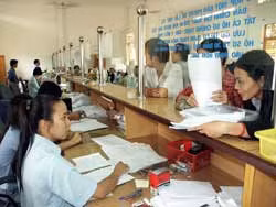 Hướng dẫn người dân
làm thủ tục nhà đất.
