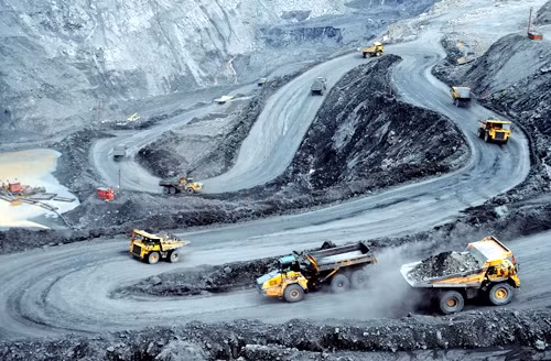 Cán bộ, công nhân mỏ than Cọc Sáu nỗ lực lập thành tích chào mừng thành công Đại hội XII của Đảng. Trong ảnh: Vận chuyển than từ mỏ lên.