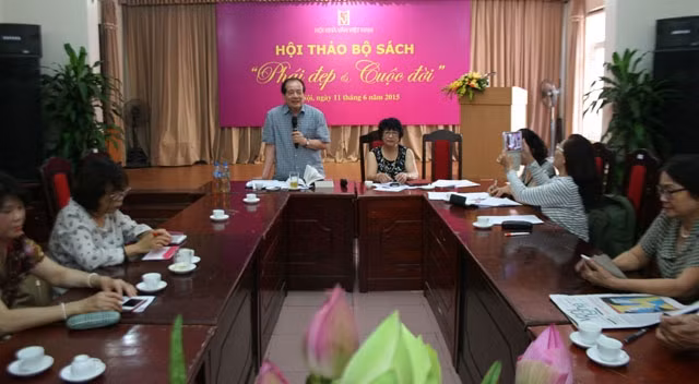 Chủ tịch Hội Nhà văn Việt Nam, nhà thơ Hữu Thỉnh đánh giá cao đóng góp của các nhà văn nữ cho nền văn học Việt Nam đương đại. Ảnh: PHAN HỮU ĐỐ