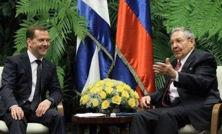 Thủ tướng Nga Medvedev (trái) và Chủ tịch Cuba Raul Castro (ảnh: RIAN)